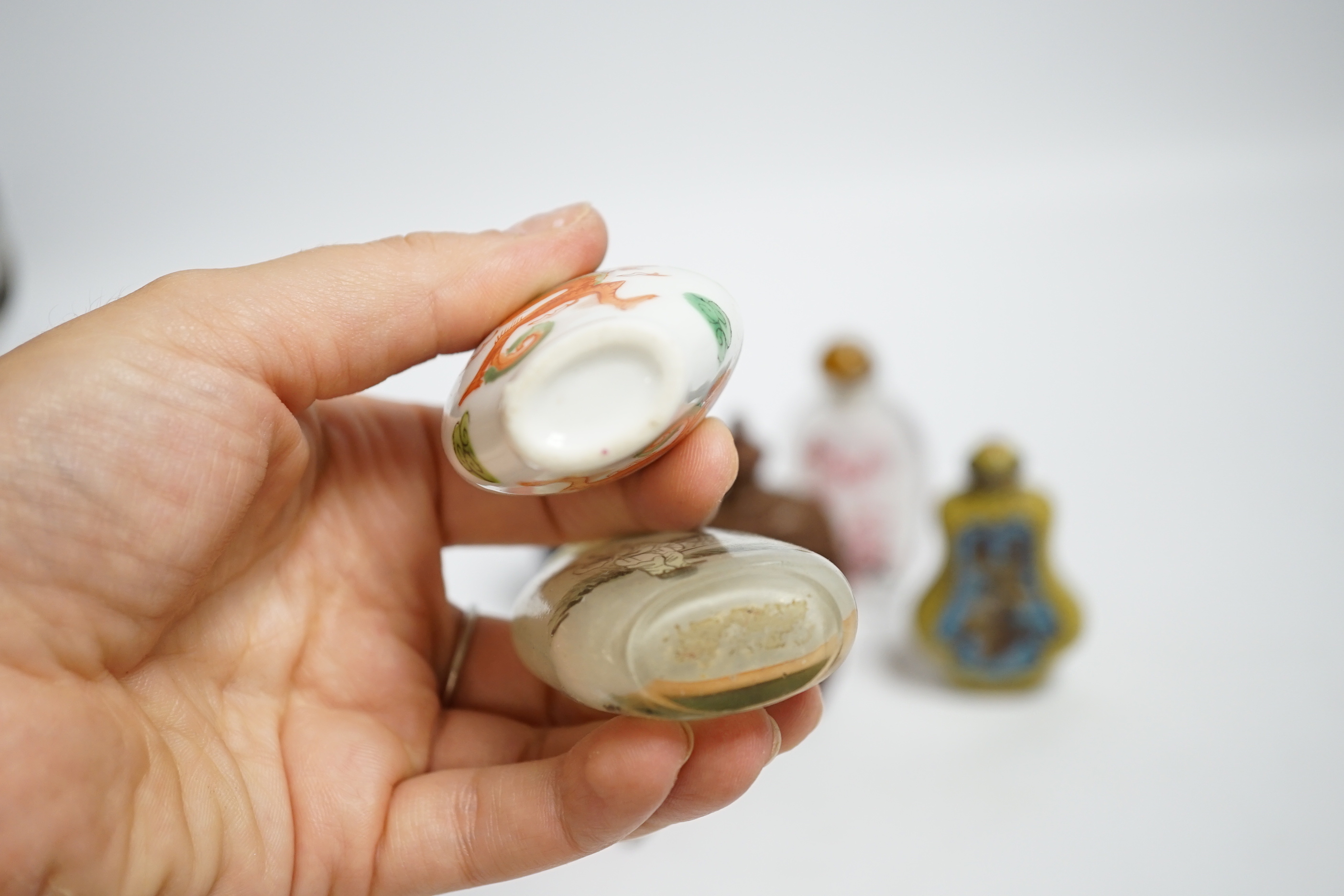 Seven various snuff bottles to include agate, glass, cloisonné and resin together with a lacquer snuff box (8)